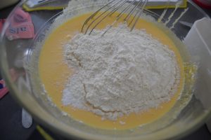 ajout de la farine et levure chimique