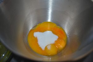 jaunes d’œufs et sucre semoule