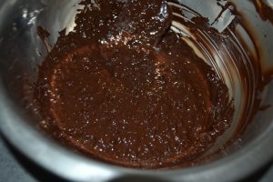 chocolat mélanger aux noisettes hachées et pralin en grain