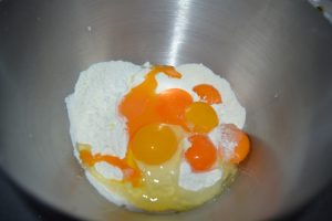farine, jaunes d’œufs et œuf entier