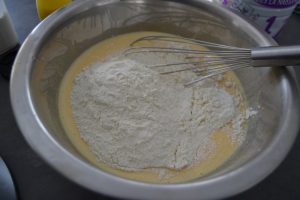 ajout de la farine et la levure chimique