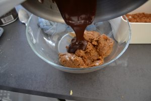 chocolat fondu ajouter à la pâte de pralin