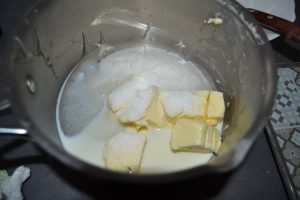 beurre , sucre, glucose, et lait dans la casserole