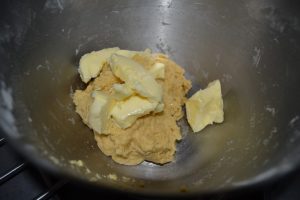 ajout du beurre à la pâte