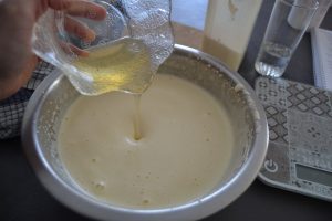 ajout du miel dilué, au mélange œufs/ sucre épaissi