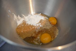 poudre de noisettes, sucre cassonade, sucre glace et œufs