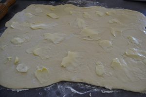 noisettes de beurre mou étaler sur la pâte