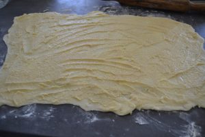 frangipane étaler finement sur tout le rectangle de pâte