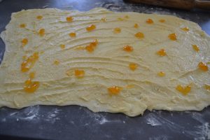 noisettes de confiture d'abricots déposer sur la pâte