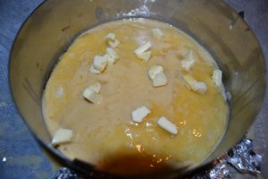 préparation et beurre en morceaux sur la pâte brioché