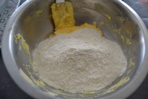 incorporation de la farine, levure et sel