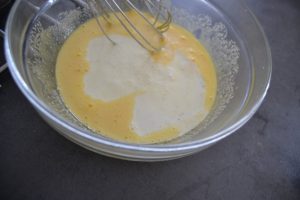 moitié de crème et lait verser sur les jaunes 