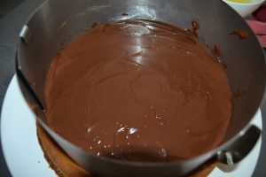 crème chocolat verser dans le cercle et lisser
