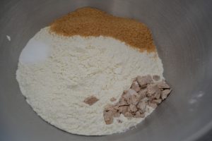 farine, levure de boulanger fraîche et sucre