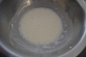 lait et farine mélanger