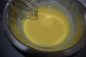 préparation tiédi et jaunes d’œufs mélanger