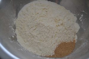 farine, levure de boulanger, sucre et sel