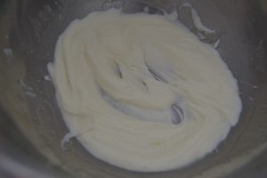 yaourt et beurre fondu mélanger