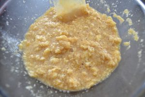 beurre mou, sucre et extrait de vanille mélanger