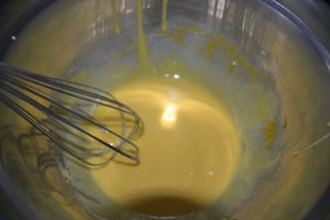 œufs, sucre semoule et extrait de vanille