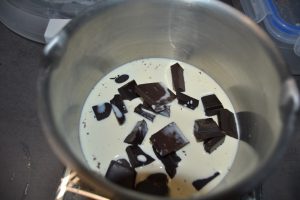 chocolat en morceaux, lait et crème liquide