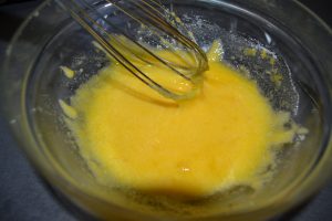 jaune d’œufs et sucre mélanger