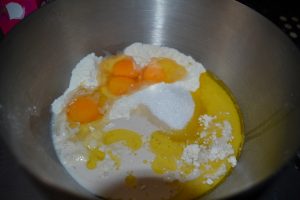 farine, œufs, sucre, beurre fondu, lait et levure