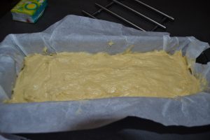 pâte répartie dans un moule à cake