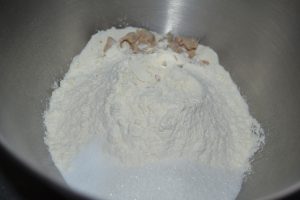 farine, levure fraîche émiettée, sucre semoule et sel