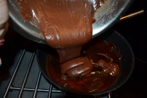 gâteau chocolat verser sur le caramel dans le moule