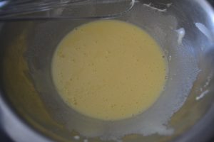 jaunes d'oeufs, sucre, eau et crème fraîche mélanger jusqu'a blanchissement