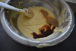 ajout de l'extrait de vanille et sucre vanillé