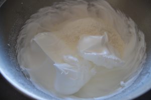 ajout de la farine et du sucre au blancs en neige