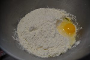 ajout de la farine, sel et oeuf sur la levure délayer