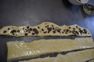 bande de pâte parsemer de pépites de chocolat