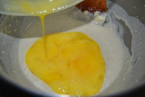 ajout des œufs légèrement battus à la pâte