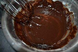 ajout et mélange du chocolat fondu et beurre