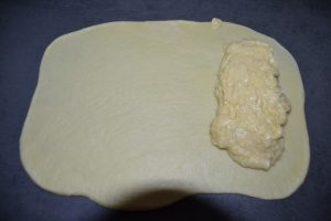 ajout de la crème d'amande en haut du rectangle de pâte
