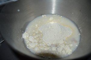 ajout de l'eau et le lait sur la farine/ levure