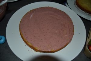 gâteau recouvert de curd fraises