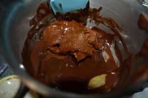 mélange du chocolat fondu et de la pâte de pralin