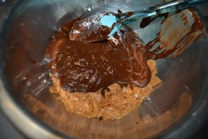 chocolat praliné verser sur les crêpes dentelle émiettés