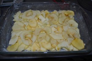 pommes en lamelles disposer dasn le plat beurrer sucrer