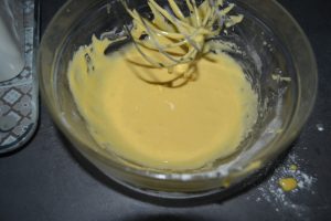farine mélanger au jaunes / sucre
