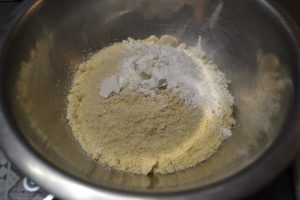 farine, poudre d'amandes et levure chimique