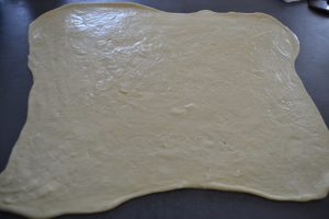 moitié du beurre pommade étaler sur le rectangle de pâte