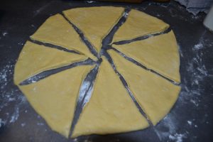 disque de pâte couper en triangles