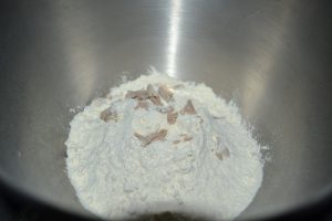 farine et  levure de boulanger mélanger