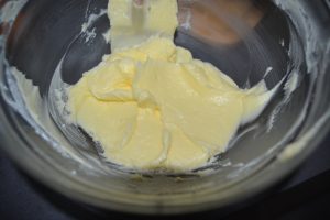 sucre glace mélanger au beurre pommade