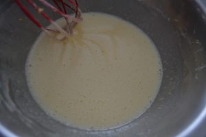 jaune d'oeufs et sucre mélanger jusqu'a blanchissement